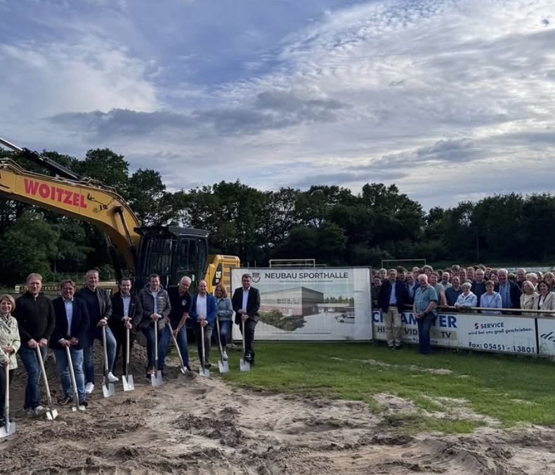 Erster Spatenstich für die neue Sporthalle
