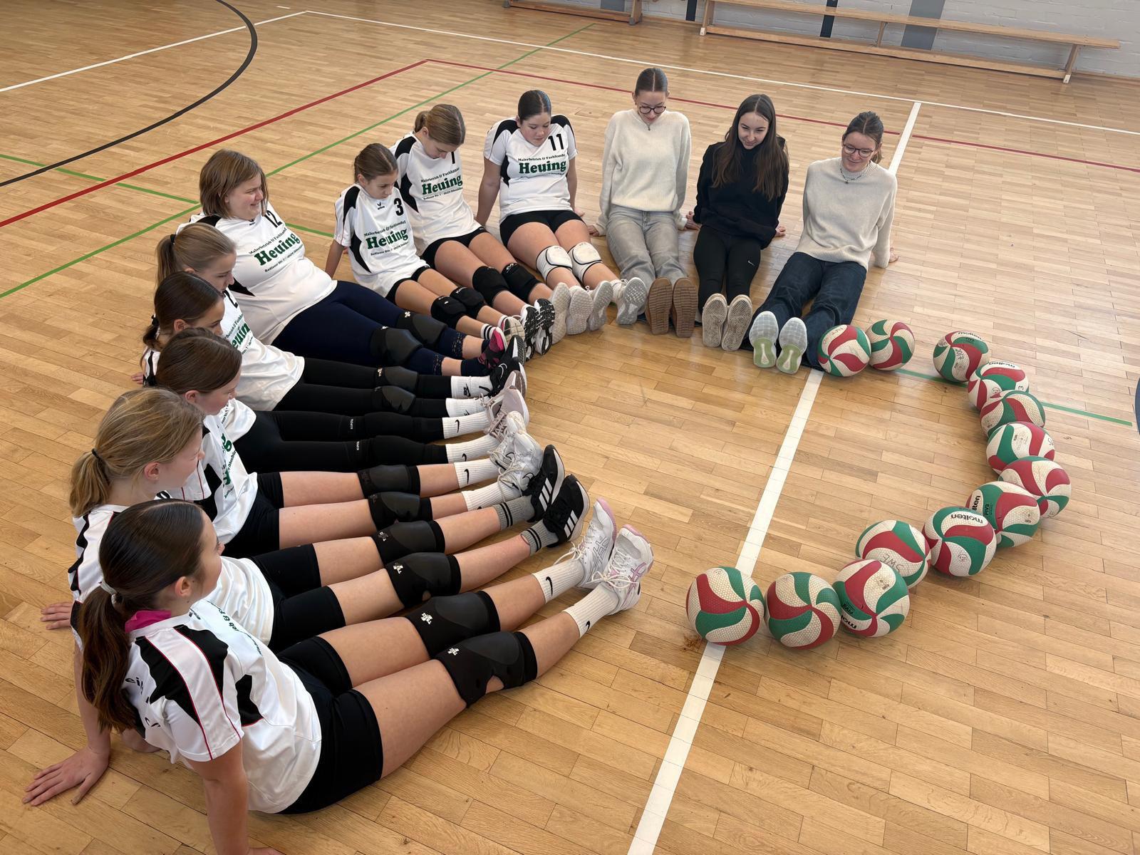 Volleyballgruppe in der Halle
