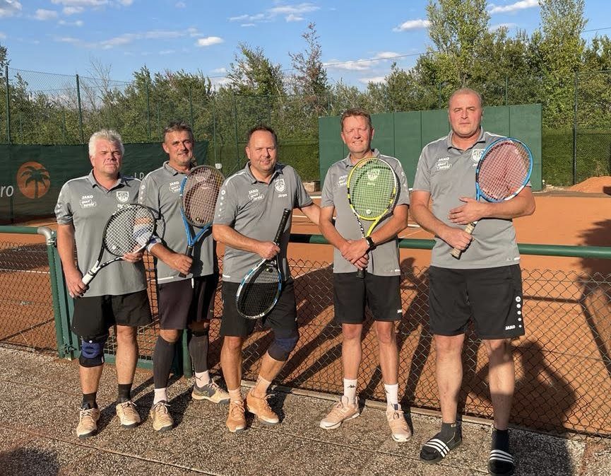 Doppel auf der Tennisanlage