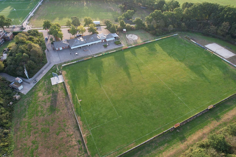 Rasenplatz und Tribüne im Escher Sportpark