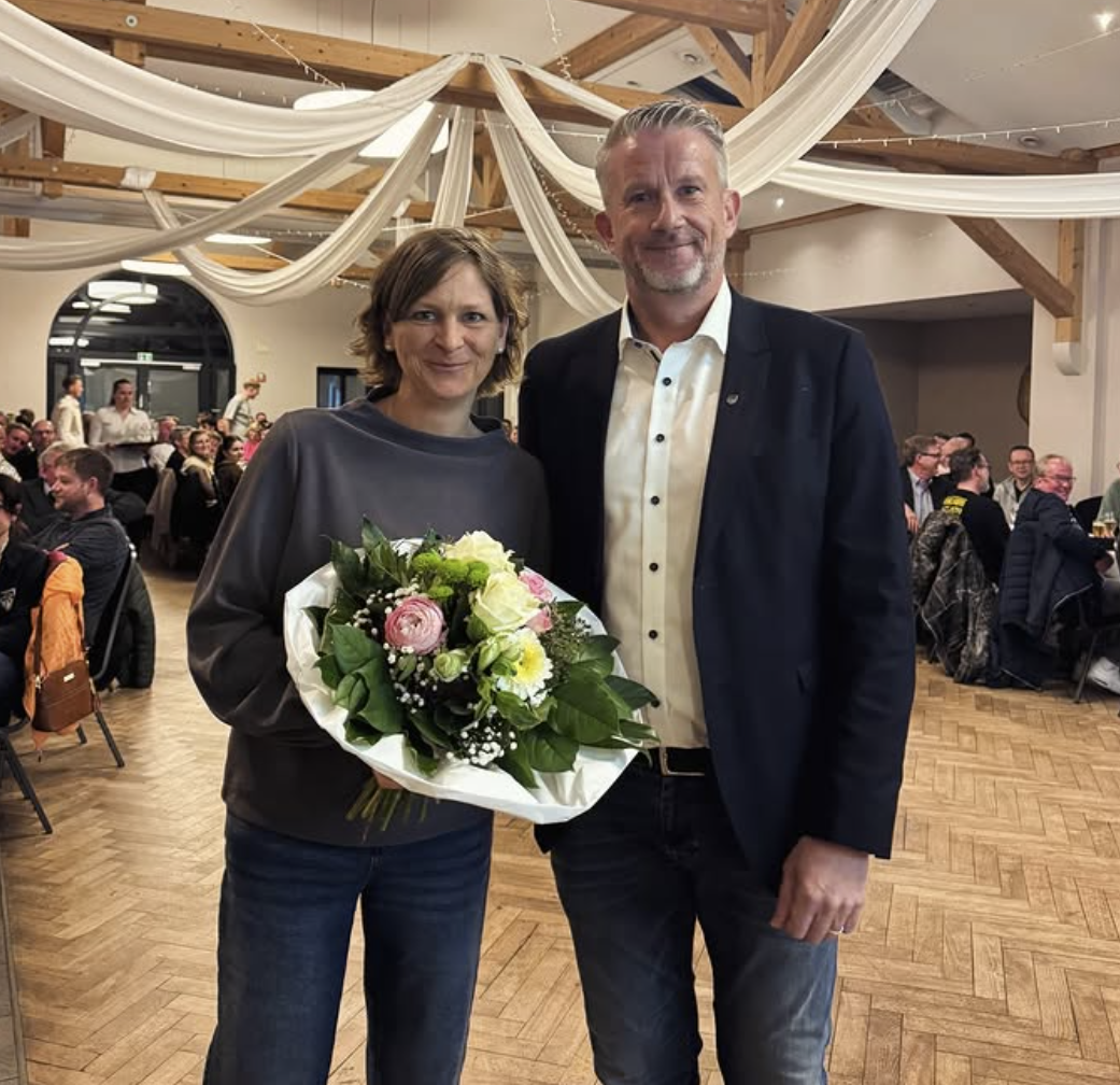 Dank mit Blumenstrauß bei der Versammlung